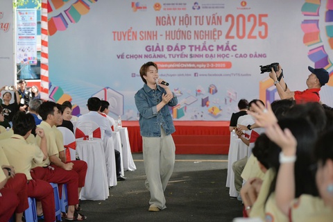 Nicky hát 'Có hẹn với thanh xuân' cùng hàng ngàn khán giả ngày hội tư vấn tuyển sinh hướng nghiệp - Ảnh 1. Nicky hát 'Có hẹn với thanh xuân' cùng hàng ngàn khán giả ngày hội tư vấn tuyển sinh hướng nghiệp - Ảnh 1.