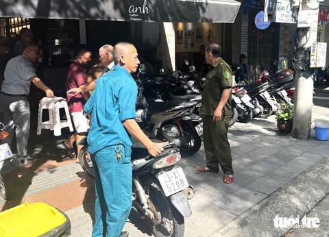 Nha Trang ra quân lập lại trật tự vỉa hè: Đoàn kiểm tra vừa nhắc nhở xong, hàng quán lấn chiếm ngay - Ảnh 1. Nha Trang ra quân lập lại trật tự vỉa hè: Đoàn kiểm tra vừa nhắc nhở xong, hàng quán lấn chiếm ngay - Ảnh 1.
