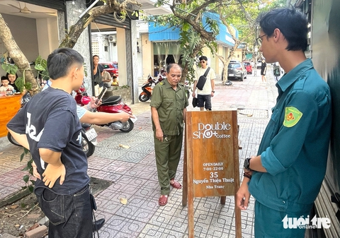 Nha Trang ra quân lập lại trật tự vỉa hè: Đoàn kiểm tra vừa nhắc nhở xong, hàng quán lấn chiếm ngay - Ảnh 4. Nha Trang ra quân lập lại trật tự vỉa hè: Đoàn kiểm tra vừa nhắc nhở xong, hàng quán lấn chiếm ngay - Ảnh 3.
