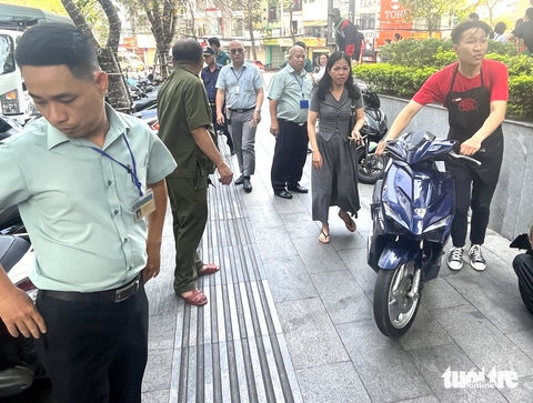 Nha Trang ra quân lập lại trật tự vỉa hè: Đoàn kiểm tra vừa nhắc nhở xong, hàng quán lấn chiếm ngay - Ảnh 5. Nha Trang ra quân lập lại trật tự vỉa hè: Đoàn kiểm tra vừa nhắc nhở, hàng quán lại lấn chiếm - Ảnh 5.