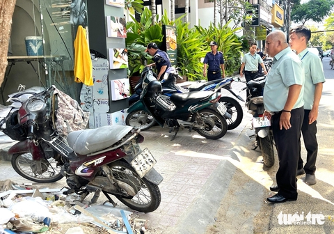 Nha Trang ra quân lập lại trật tự vỉa hè: Đoàn kiểm tra vừa nhắc nhở xong, hàng quán lấn chiếm ngay - Ảnh 6. Nha Trang ra quân lập lại trật tự vỉa hè: Đoàn kiểm tra vừa nhắc nhở xong, hàng quán lấn chiếm ngay - Ảnh 5.