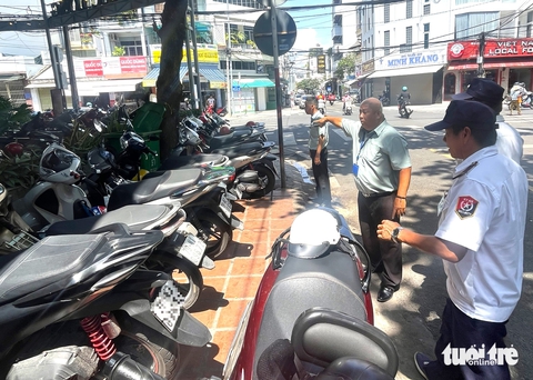 Nha Trang ra quân lập lại trật tự vỉa hè: Đoàn kiểm tra vừa nhắc nhở xong, hàng quán lấn chiếm ngay - Ảnh 8. Nha Trang ra quân lập lại trật tự vỉa hè: Đoàn kiểm tra vừa nhắc nhở xong, hàng quán lấn chiếm ngay - Ảnh 7.