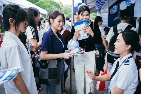 'Rất nhiều thầy cô ở đây, hãy hỏi thật nhiều, tìm hiểu kỹ trước khi chọn trường, chọn ngành' - Ảnh 19. 'Rất nhiều thầy cô ở đây, hãy hỏi thật nhiều, tìm hiểu kỹ trước khi chọn trường, chọn ngành' - Ảnh 19.