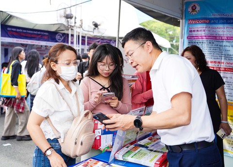 - Ảnh 2. Tư vấn tuyển sinh - hướng nghiệp 2025 dưới góc nhìn người trẻ - Ảnh 2.