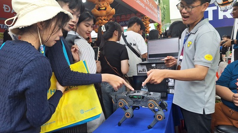 Lớp 7 đi ngày hội tư vấn tuyển sinh để 'chốt' ngành; Xem robot chó - Ảnh 2. Lớp 7 đi ngày hội tư vấn tuyển sinh để 'chốt' ngành; Xem robot chó - Ảnh 4.