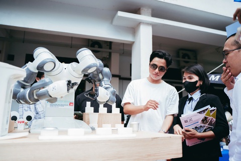 Lớp 7 đi ngày hội tư vấn tuyển sinh để 'chốt' ngành; Xem robot chó - Ảnh 3. Lớp 7 đi ngày hội tư vấn tuyển sinh để 'chốt' ngành - Ảnh 5.