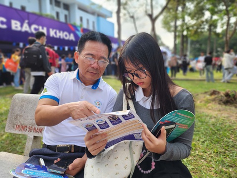Lớp 7 đi ngày hội tư vấn tuyển sinh để 'chốt' ngành; Xem robot chó - Ảnh 1. Lớp 7 đi ngày hội tư vấn tuyển sinh để 'chốt' ngành - Ảnh 1.