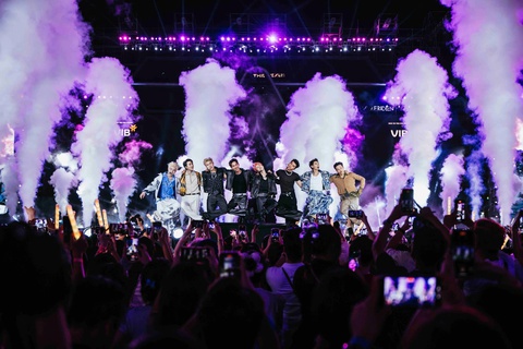 Nhà gia tiên thu 187 tỉ đồng, phim concert Anh trai say hi giảm nhiệt do loạt tranh cãi - Ảnh 5. Nhà gia tiên thu 187 tỉ đồng, phim concert Anh trai say hi - Ảnh 3.