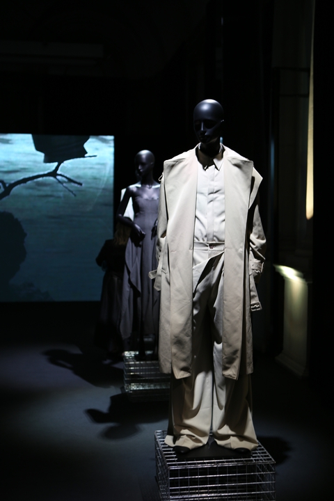 Phan Đăng Hoàng mang giấy dó 500 năm tuổi vào bộ sưu tập đến Milan Fashion Week - Ảnh 6. Phan Đăng Hoàng đưa giấy dó 500 năm tuổi vào bộ sưu tập tại Milan Fashion Week - Ảnh 6.