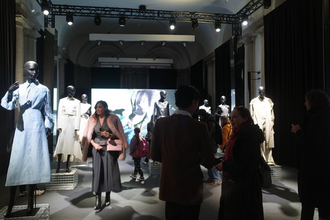 Phan Đăng Hoàng mang giấy dó 500 năm tuổi vào bộ sưu tập đến Milan Fashion Week - Ảnh 1. Phan Đăng Hoàng đưa giấy dó 500 năm tuổi vào bộ sưu tập tại Milan Fashion Week - Ảnh 1.