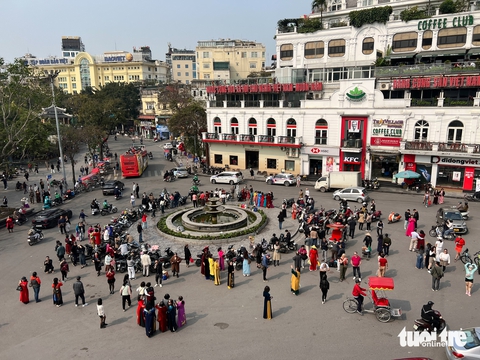 Phớt lờ 'cảnh báo', người dân Hà Nội vẫn tụ tập giữa đường để check-in chia tay tòa Hàm cá mập - Ảnh 2.