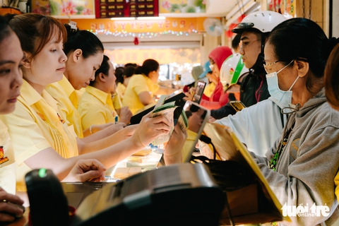 Người trẻ nhìn giá vàng tăng: hết động lực tiết kiệm, chặn ai đăng bài về vàng - Ảnh 1. Giá vàng đỉnh nóc kịch trần, cưới xin cơm áo nợ nần âu lo - Ảnh 1.