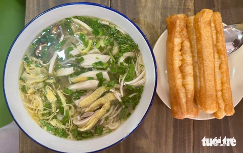 Bún thang Bảo Khánh cạnh phở bò Phú Gia: Giữ trọn tình yêu với ẩm thực quê hương - Ảnh 1. Bún thang Bảo Khánh cạnh phở bò Phú Gia: Giữ trọn tình yêu với ẩm thực quê hương - Ảnh 1.