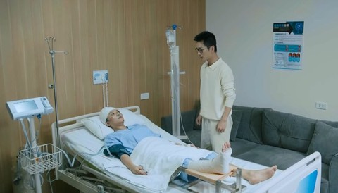 Cha tôi, người ở lại: sao nỗi đau nhấn nhá mấy lần? - Ảnh 2. Cha tôi, người ở lại: Sao nỗi đau nhấn nhá tới mấy lần? - Ảnh 2.