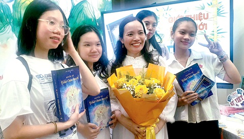 Cô giáo dạy văn ở TP.HCM viết tiểu thuyết lịch sử trong 3 năm - Ảnh 1.