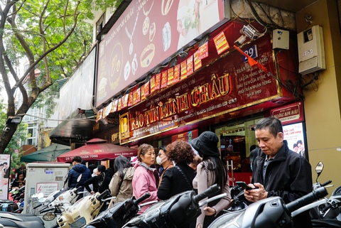 Giá vàng tiếp tục lập kỷ lục: người dân Hà Nội bảo thích thì mua - Ảnh 1. Giá vàng tiếp tục lập kỷ lục: người dân Hà Nội bảo thích thì mua - Ảnh 1.