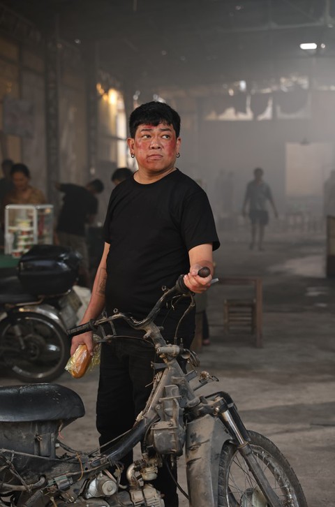 Tân Trề 'lột xác' ngoạn mục, Huy Khánh vào vai trùm giang hồ - Ảnh 2.