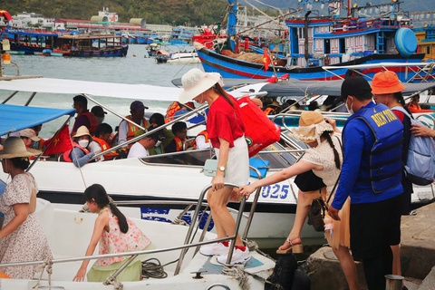 Tái thu phí tham quan vịnh Nha Trang - Ảnh 1. Tái thu phí tham quan vịnh Nha Trang - Ảnh 1.