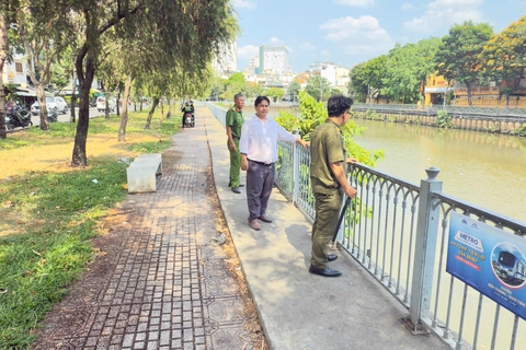 5 phường sẽ tuần tra vụ 'ná thủ' bắn cá trên kênh Nhiêu Lộc - Thị Nghè - Ảnh 1.