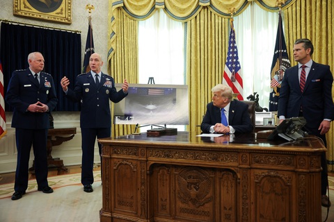 Ông Trump trao hợp đồng chiến đấu cơ thế hệ mới cho Boeing, đặt tên là F-47 - Ảnh 1. Ông Trump trao hợp đồng chiến đấu cơ thế hệ mới cho Boeing, đặt tên là F-47 - Ảnh 1.