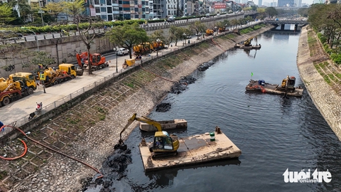 Chủ tịch Hà Nội yêu cầu sớm hoàn thiện phương án bổ sung nước 'cứu' sông Tô Lịch - Ảnh 1.