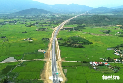 Cận cảnh cao tốc Vân Phong - Nha Trang dự kiến khai thác vào dịp 30-4 - Ảnh 6. Cận cảnh cao tốc Vân Phong - Nha Trang dự kiến khai thác vào dịp 30-4 - Ảnh 5.