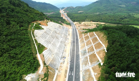 Cận cảnh cao tốc Vân Phong - Nha Trang dự kiến khai thác vào dịp 30-4 - Ảnh 7. Cận cảnh cao tốc Vân Phong - Nha Trang sắp về đích, dự kiến khai thác dịp 30-4 - Ảnh 6.