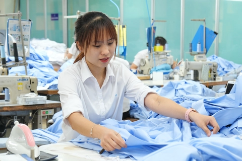 Bộ Nội vụ trình tăng lương tối thiểu 7,2% từ 1-1-2026 - Ảnh 1. tăng lương - Ảnh 1.