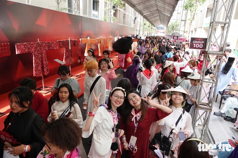 Hàng nghìn khán giả mặc Việt phục, chờ đợi concert Anh trai vượt ngàn chông gai - Ảnh 2. Hàng nghìn khán giả mặc Việt phục, chờ đợi concert Anh trai vượt ngàn chông gai - Ảnh 2.