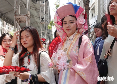 Hàng nghìn khán giả mặc Việt phục, chờ đợi concert Anh trai vượt ngàn chông gai - Ảnh 8. Hàng nghìn khán giả mặc Việt phục, đợi concert Anh trai vượt ngàn chông gai - Ảnh 8.