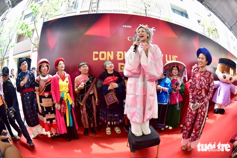 Hàng nghìn khán giả mặc Việt phục, chờ đợi concert Anh trai vượt ngàn chông gai - Ảnh 9. Hàng nghìn khán giả mặc Việt phục, đợi concert Anh trai vượt ngàn chông gai - Ảnh 9.