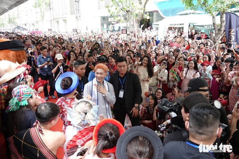 Hàng nghìn khán giả mặc Việt phục, chờ đợi concert Anh trai vượt ngàn chông gai - Ảnh 11. Hàng nghìn khán giả mặc Việt phục, đợi concert Anh trai vượt ngàn chông gai - Ảnh 11.