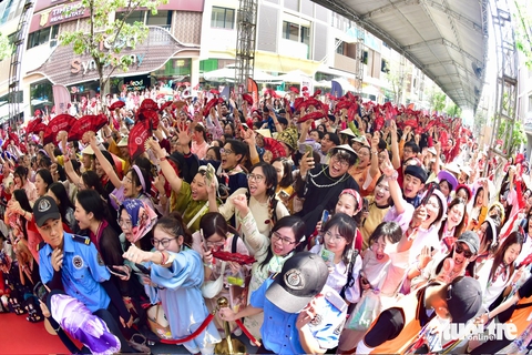 Hàng nghìn khán giả mặc Việt phục, chờ đợi concert Anh trai vượt ngàn chông gai - Ảnh 1. Hàng nghìn khán giả mặc Việt phục, đợi concert Anh trai vượt ngàn chông gai - Ảnh 1.