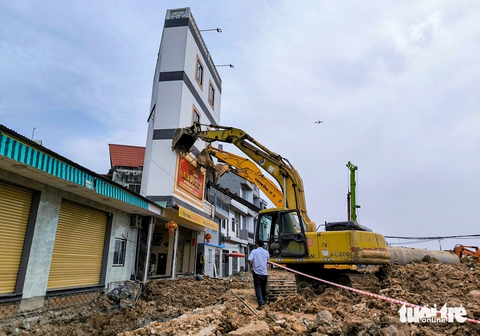 Nhà dân nghiêng khi làm nút giao Tân Vạn vành đai 3, xe múc được huy động chống đỡ - Ảnh 1.