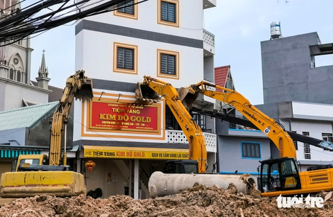 Nhà dân nghiêng khi làm nút giao Tân Vạn vành đai 3, xe múc được huy động chống đỡ - Ảnh 2.
