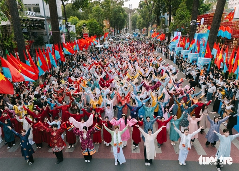 Tiểu Vy, Quốc Anh cùng hàng ngàn người đồng diễn Việt phục 'Tóc xanh vạt áo' ở trung tâm TP.HCM - Ảnh 1. Vợ chồng Victor Vũ cùng hàng ngàn người đồng diễn Việt phục 'Tóc xanh vạt áo' - Ảnh 1.