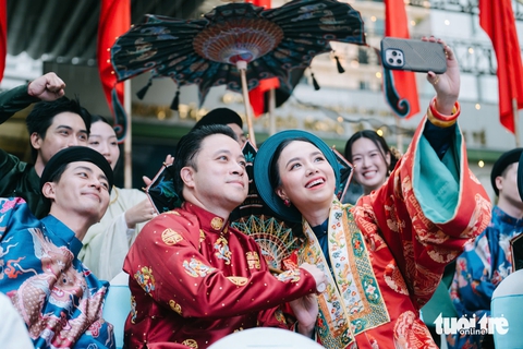 Tiểu Vy, Quốc Anh cùng hàng ngàn người đồng diễn Việt phục 'Tóc xanh Vạt áo' ở trung tâm TP.HCM - Ảnh 3. Vợ chồng Victor Vũ cùng hàng ngàn người đồng diễn Việt phục 'Tóc xanh vạt áo' - Ảnh 3.