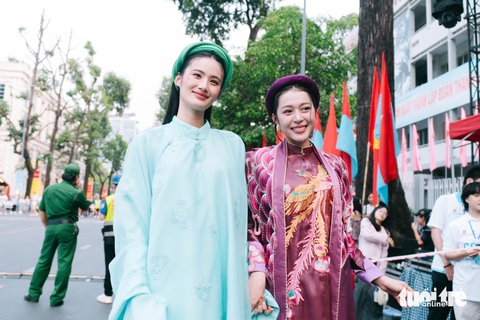 Vợ chồng Victor Vũ cùng hàng ngàn người đồng diễn Việt phục 'Tóc xanh Vạt áo' - Ảnh 5. Vợ chồng Victor Vũ cùng hàng ngàn người đồng diễn Việt phục 'Tóc xanh vạt áo' - Ảnh 5.