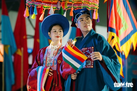 Vợ chồng Victor Vũ cùng hàng ngàn người đồng diễn Việt phục 'Tóc xanh Vạt áo' - Ảnh 6. Vợ chồng Victor Vũ cùng hàng ngàn người đồng diễn Việt phục 'Tóc xanh Vạt áo' - Ảnh 6.