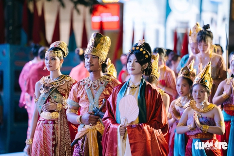 Vợ chồng Victor Vũ cùng hàng ngàn người đồng diễn Việt phục 'Tóc xanh Vạt áo' - Ảnh 9. Vợ chồng Victor Vũ cùng hàng ngàn người đồng diễn Việt phục 'Tóc xanh Vạt áo' - Ảnh 9.