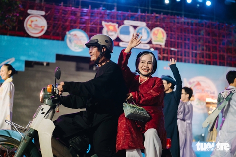Vợ chồng Victor Vũ cùng hàng ngàn người đồng diễn Việt phục 'Tóc xanh Vạt áo' - Ảnh 10. Vợ chồng Victor Vũ cùng hàng ngàn người đồng diễn Việt phục 'Tóc xanh Vạt áo' - Ảnh 10.
