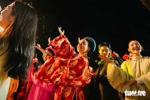 Vợ chồng Victor Vũ cùng hàng ngàn người đồng diễn Việt phục 'Tóc xanh Vạt áo' - Ảnh 7. Vợ chồng Victor Vũ cùng hàng ngàn người đồng diễn Việt phục 'Tóc xanh Vạt áo' - Ảnh 7.