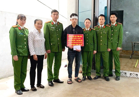 Công an xã nhận nuôi học sinh mồ côi - Ảnh 1. Công an xã nhận nuôi học sinh mồ côi - Ảnh 1.