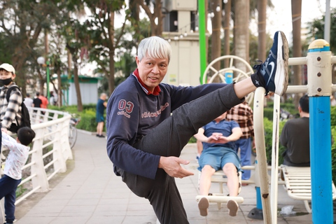 Thích thú với hình ảnh những 'vận động viên’ U80, 90 tập thể hình ở công viên Hà Nội - Ảnh 7.