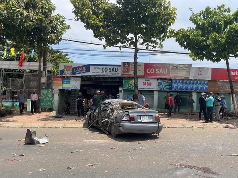 Tông vào biển báo giao thông, xe con bẹp dúm, 2 người văng khỏi xe - Ảnh 2. Tông biển báo giao thông, xe con bẹp dúm, 2 người văng khỏi xe - Ảnh 2.