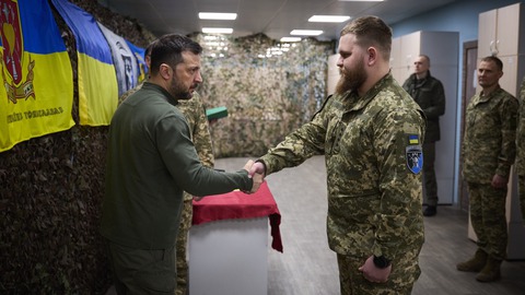 Ông Zelensky thị sát Kharkov, tự tin đàm phán với Mỹ tại Saudi Arabia - Ảnh 1. Ông Zelensky thị sát vùng chiến sự Kharkov, sẵn sàng đàm phán với Mỹ tại Saudi Arabia - Ảnh 1.