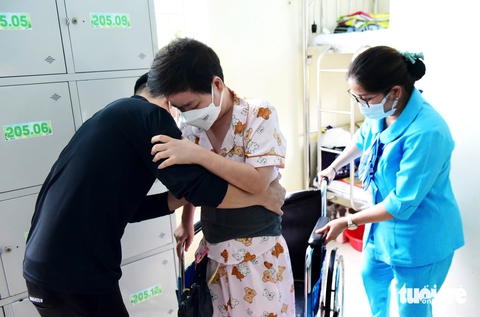 Vơi nỗi lo bệnh tật nhờ có nhân viên công tác xã hội - Ảnh 2.