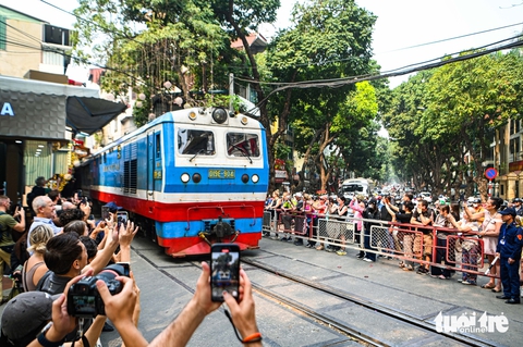Cảnh sát kiểm tra, mời hàng trăm du khách ra khỏi phố cà phê đường tàu - Ảnh 3.