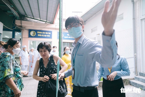 Vơi nỗi lo bệnh tật nhờ có nhân viên công tác xã hội - Ảnh 6.