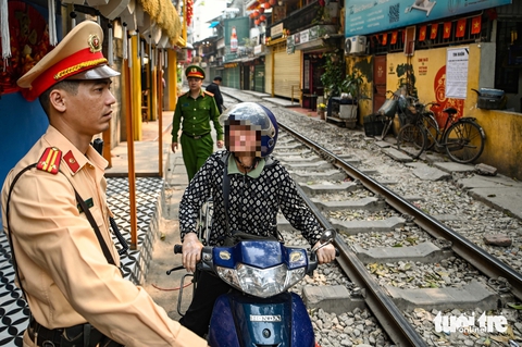 Cảnh sát kiểm tra, mời hàng trăm du khách ra khỏi phố cà phê đường tàu - Ảnh 5.